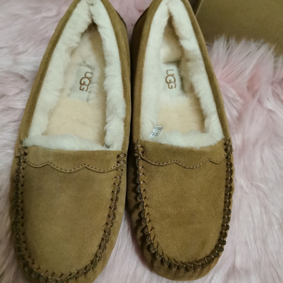 UGG Moccasin - Picture 2 of 5